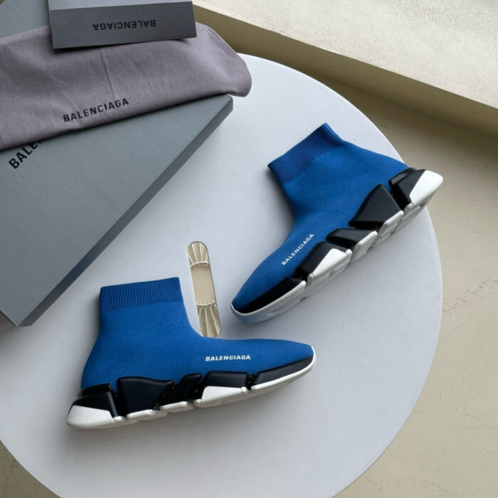 Scarpe Balenciaga blu con suola chunky, design moderno, logo bianco e stile di lusso.