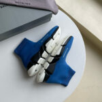 Sneakers futuristiche Balenciaga blu con suola bianca e design elegante, perfette per moda e stile.