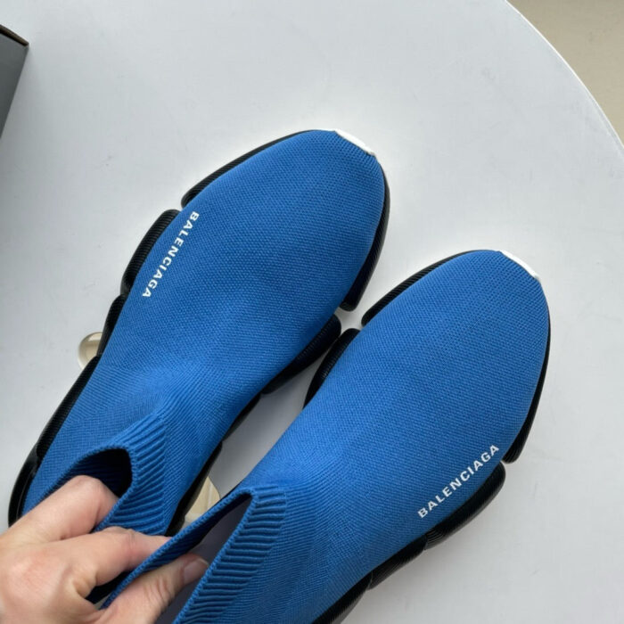Scarpe sneakers Balenciaga blu con suola nera, stile moderno e elegante, perfette per il casual di tendenza.