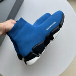 Sneakers Balenciaga blu con suola chunky e design futuristico, stile moderno e di alta moda.