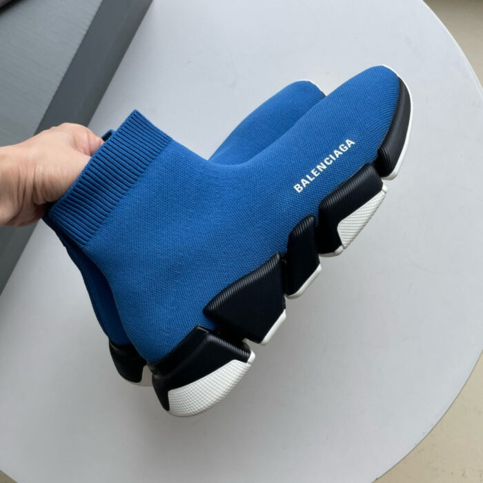 Sneakers Balenciaga blu con suola chunky e design futuristico, stile moderno e di alta moda.