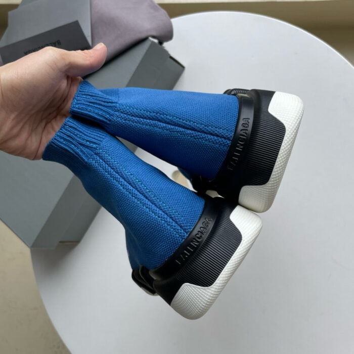 Scarpe sportive moderne con suola spessa e design sock-like, colori blu e dettagli contrastanti.