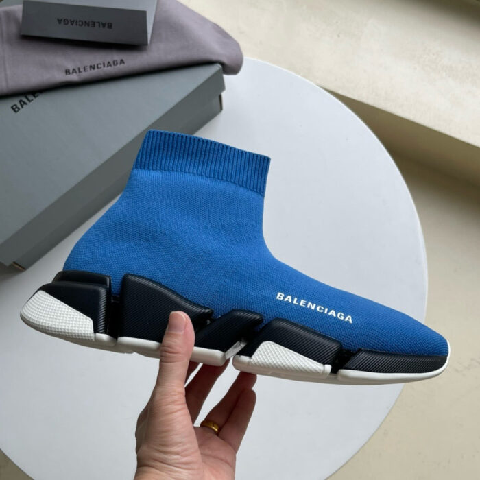 Sneaker Balenciaga blu sock-style con suola chunky e logo visibile, nuova e di tendenza.
