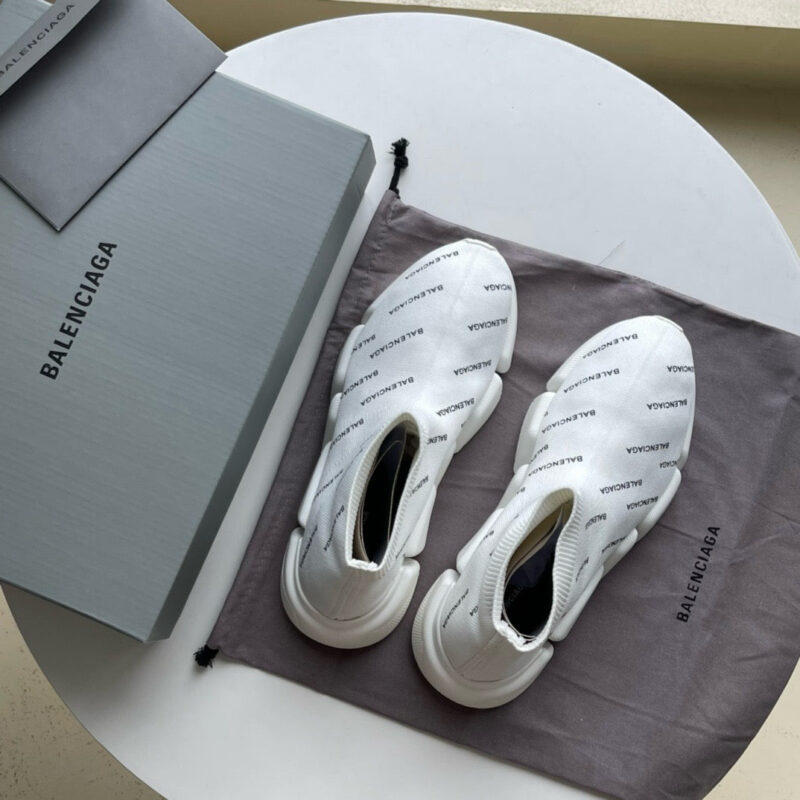 Sneaker Balenciaga minimaliste in elegante confezione premium su sfondo chiaro.