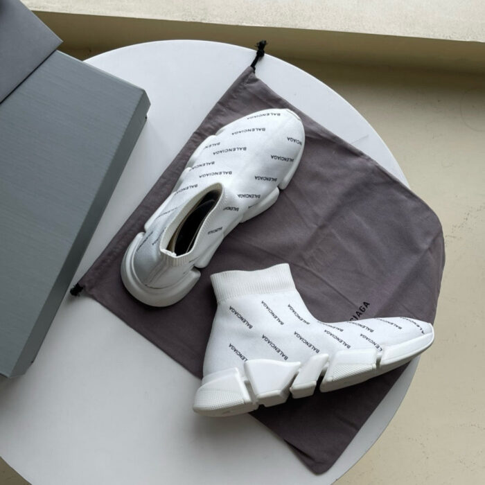 Scarpe sneakers moderne in stile urbano con borsa grigia e packaging minimalista.