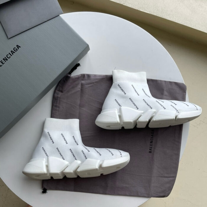 Sneaker sock bianche di lusso con scatola elegante e dust bag in tessuto color grigio.