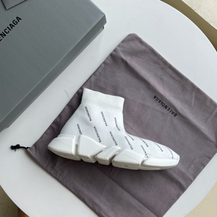 Sneaker donna slip-on bianco con suola moderna, design elegante e altezza oversize.