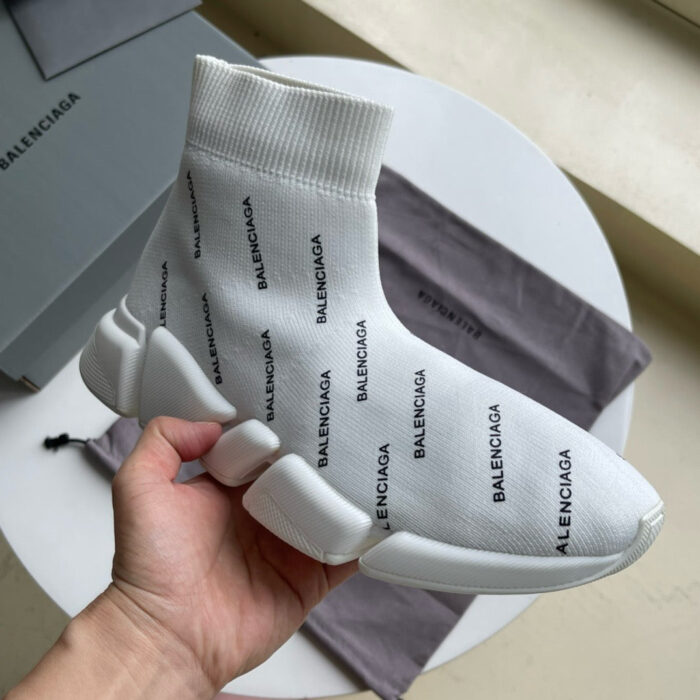 Sneaker Balenciaga bianca con logo nero, design moderno e suola chunky urban style.