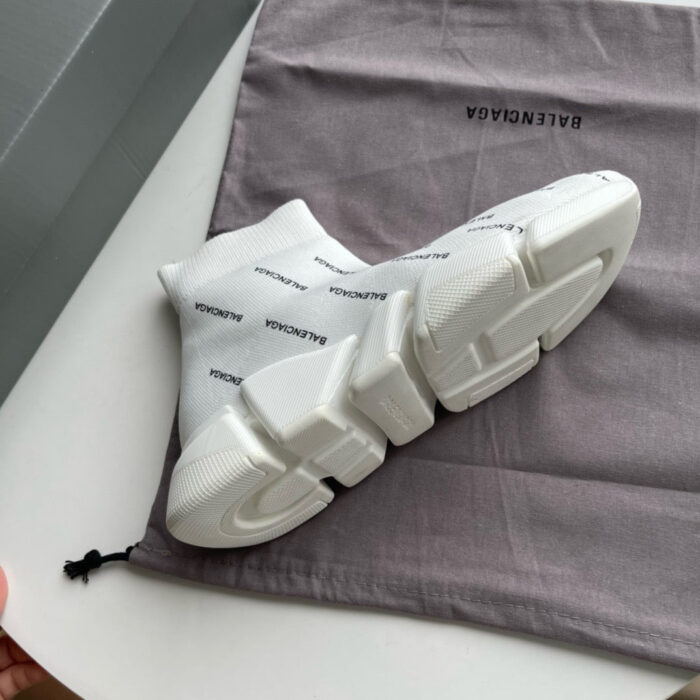 Sneaker bianca minimalista con suola robusta e design moderno, ideale per lo stile casual chic.