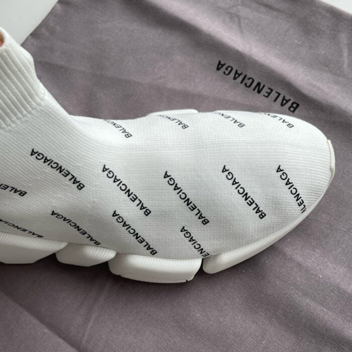 Sneaker Balenciaga bianca moderna, design fashionista, comfort urbano, branding dinamico, stile contemporaneo.