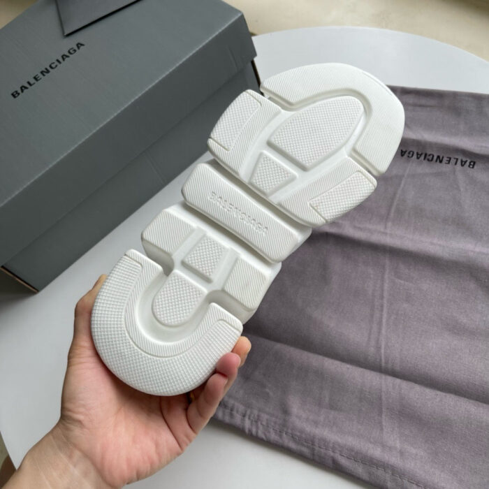 Sole sneakers Balenciaga di lusso con design innovativo e dettagli moderni, packaging elegante e minimalista.