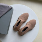 Scarpe slip-on beige moderne e eleganti, ideali per look casual e stile quotidiano.