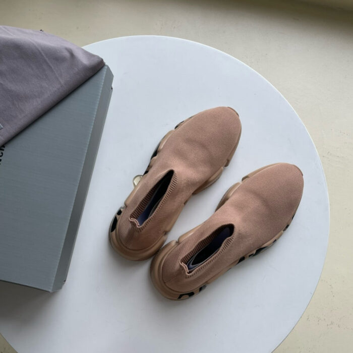Scarpe slip-on beige moderne e eleganti, ideali per look casual e stile quotidiano.