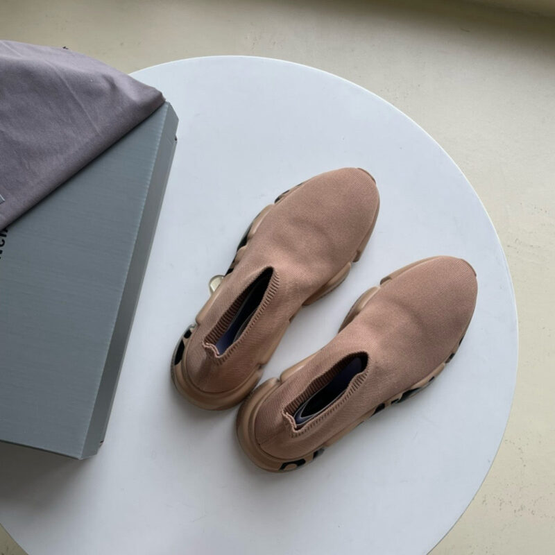 Scarpe slip-on beige moderne e eleganti, ideali per look casual e stile quotidiano.