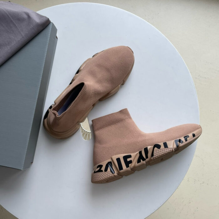 Scarpe slip-on beige con suola texturizzata e lettering, stile moderno e comodo, perfette per il quotidiano.