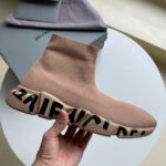 Sneaker slip-on in tonalità beige con suola moderna e design elegante, perfetta per ogni occasione.