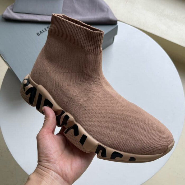 Sneaker sock-like elegante con suola chunky e dettagli grafici, perfetta per streetwear e stile urbano.