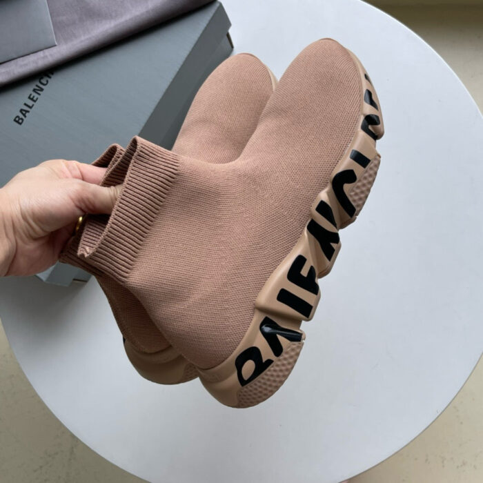 Sneakers Balenciaga slip-on beige in tessuto elastico, com logo grande sulla suola.