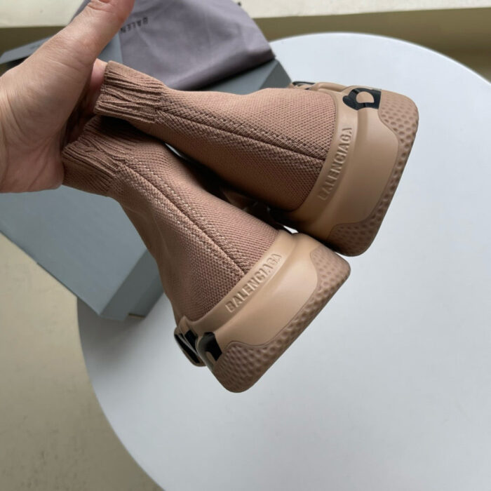 Scarpe moderne in knit beige con suola robusta e dettagli eleganti per uno stile urbano e comodo.