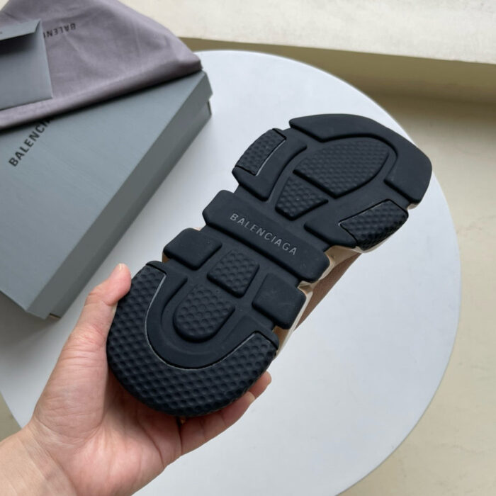Sola di sneaker Balenciaga con logo, design esclusivo e texture per alta moda e stile urbano.