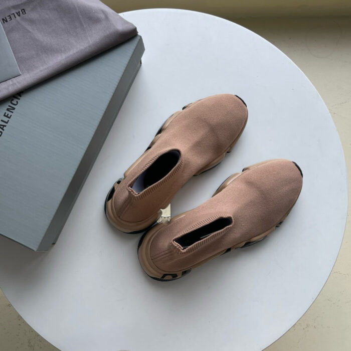 Scarpe rosa minimaliste con suola scura e scatola di lusso, stile moderno e sofisticato.