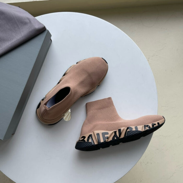 Stivaletti beige moderni con suola nera, logo BALEN e design sock-like minimalista.