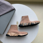 Scarpe sneakers high-top in soft beige con suola chunky e cappello grigio abbinato, stile urbano.
