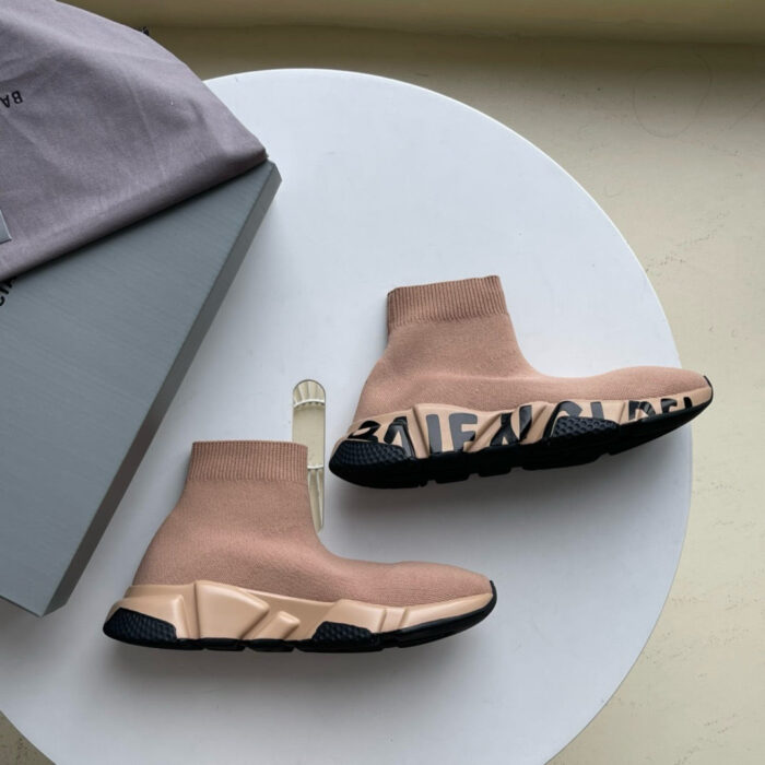 Scarpe sneakers high-top in soft beige con suola chunky e cappello grigio abbinato, stile urbano.