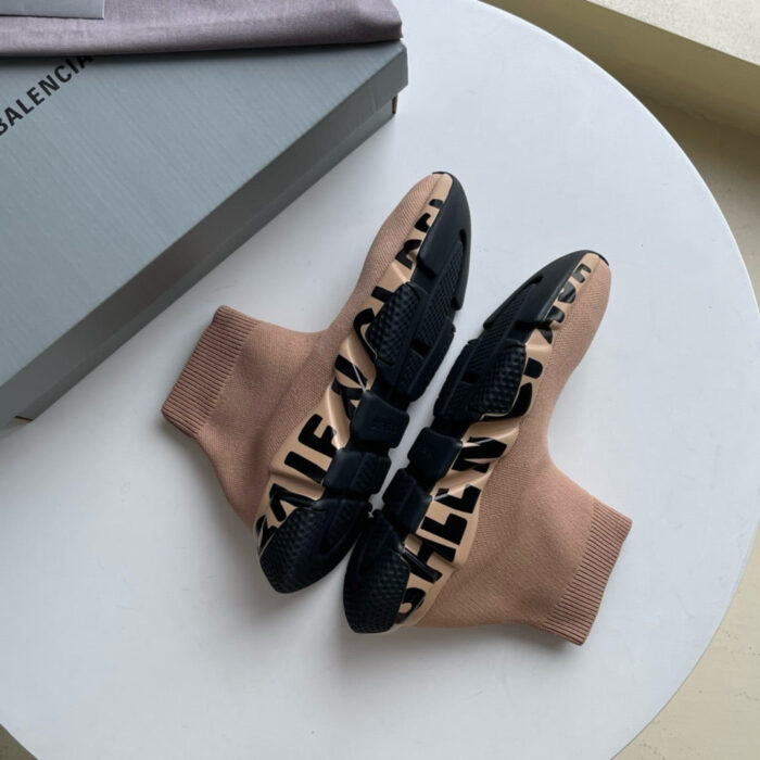 Sneakers Balenciaga di lusso con branding nero, design moderno e suola antiscivolo elegante.