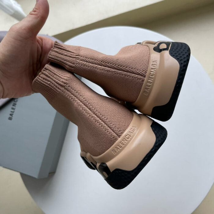 Stivali ankle Balenciaga in tessuto elastico beige, design moderno, comfort e stile di lusso.