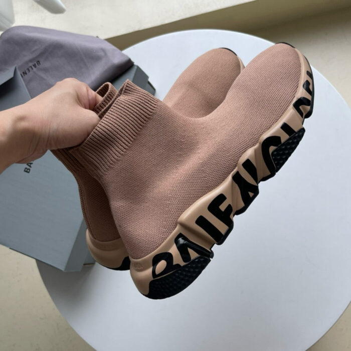 Sneakers Balenciaga rosa con suola chunky e logo, stile moderno e versatile per ogni outfit.