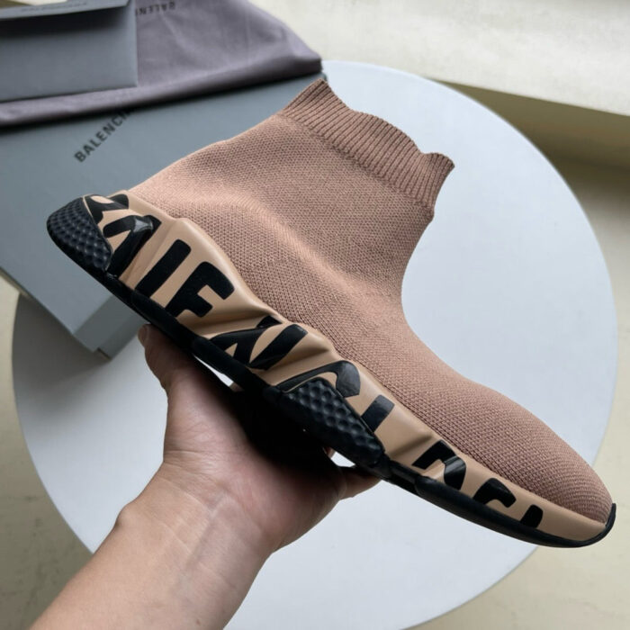 Sneaker moderna beige con suola nera e logo, stile minimalista e comfort elevato