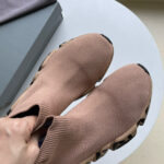 Scarpe sportive rosa con calzata sock-like, suola antiscivolo e design moderno e elegante.
