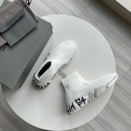 Sneaker moderne con dettagli grafici su tavolino bianco in stile minimal e fashion contemporaneo.