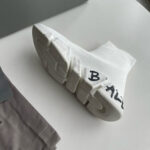 Sneaker bianca di lusso con logo BAL in stile minimalista e design moderno.
