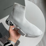 Sneaker Balenciaga moderna con suola chunky, design minimal e comfort elevato.