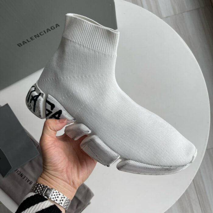 Sneaker Balenciaga moderna con suola chunky, design minimal e comfort elevato.