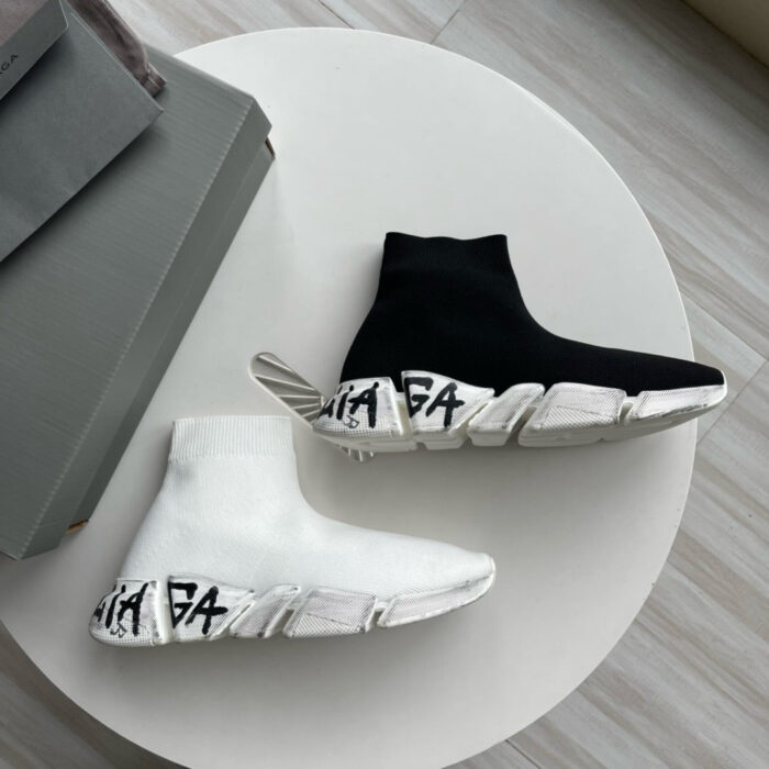 Sneaker Balenciaga unisex bianco e nero con suola scolpita e design contemporaneo.