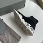 Sneaker di lusso BAL con suola bianca e design moderno, logo audace e materiale elastico.