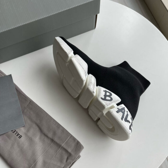 Sneaker di lusso BAL con suola bianca e design moderno, logo audace e materiale elastico.