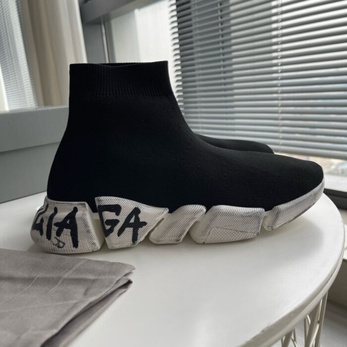 Sneakers Balenciaga high-top neri con suola bianca in stile urbano e di tendenza.