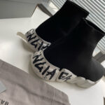 Sneakers Balenciaga alte in stile urbano con suola graffiti bianca e design minimalista.