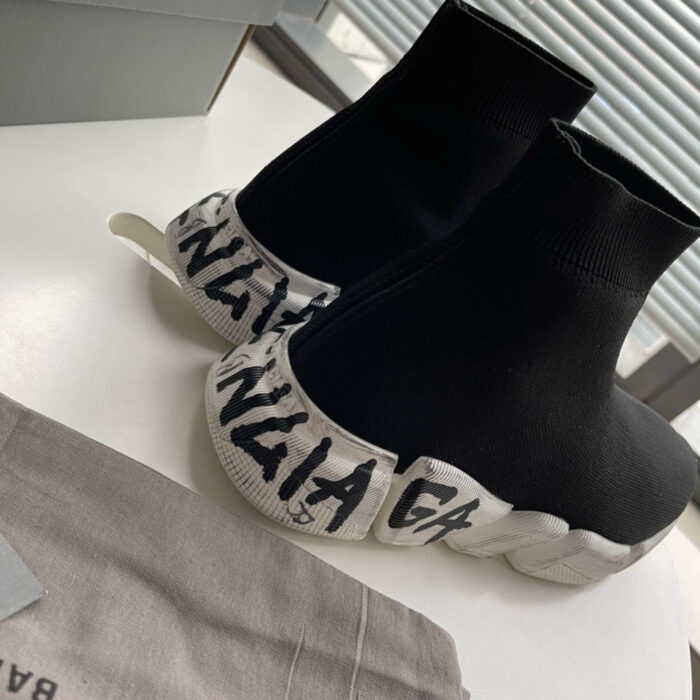 Sneakers Balenciaga alte in stile urbano con suola graffiti bianca e design minimalista.