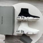 Sneaker Balenciaga alte in nero e bianco, design moderno, su base minimalista.