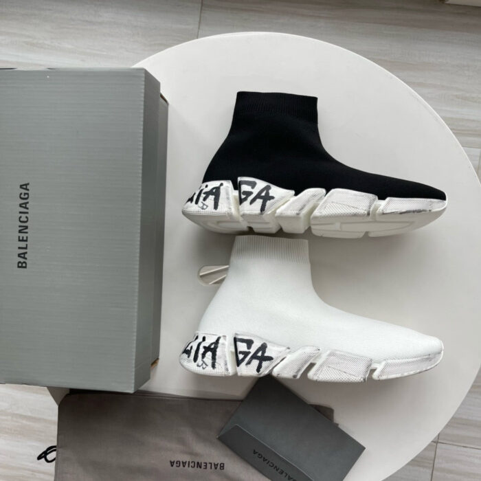 Sneaker Balenciaga alte in nero e bianco, design moderno, su base minimalista.
