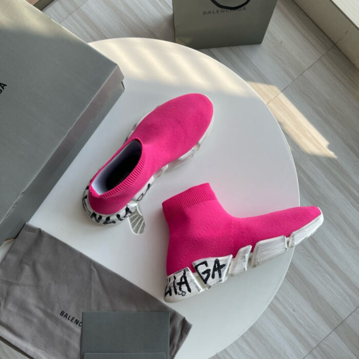 Sneaker sock rosa fluo con pouch grigia, stile moderno e design pratico per ogni occasione.