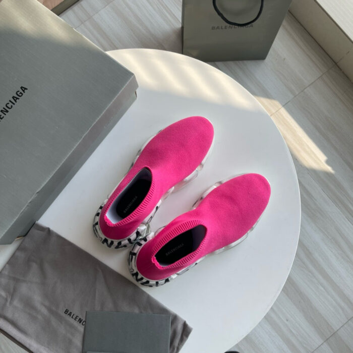 Scarpe Balenciaga rosa moderne su tavolo bianco, stile minimalista e dettagli di lusso.