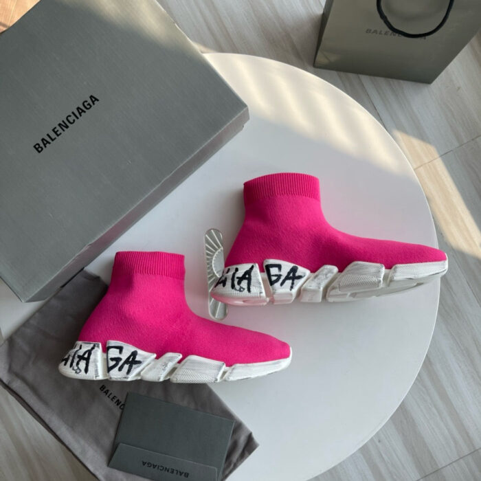Sneakers Balenciaga rosa con logo, in stile urbano, con scatola e dust bag di lusso.