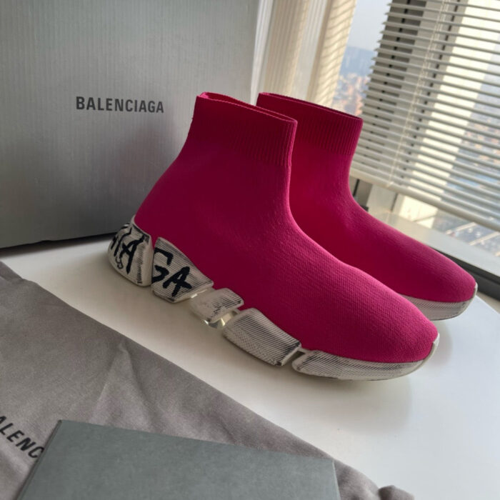 Sneakers Balenciaga rosa con suola architettonica, logo visibile, packaging di lusso e stile urbano.