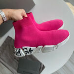 Sneaker Balenciaga rosa shocking in stile streetwear con suola bianca e design moderno.